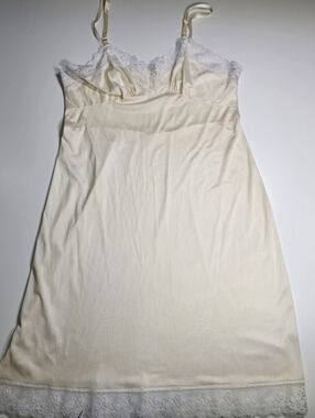 Vintage Cream Nylon Lace Nightgown chic Sleepwear 1970s/80s Classic Medium/Large